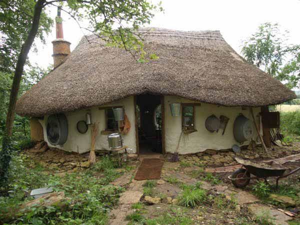 British man built this beautiful cob house for £150 ($250)