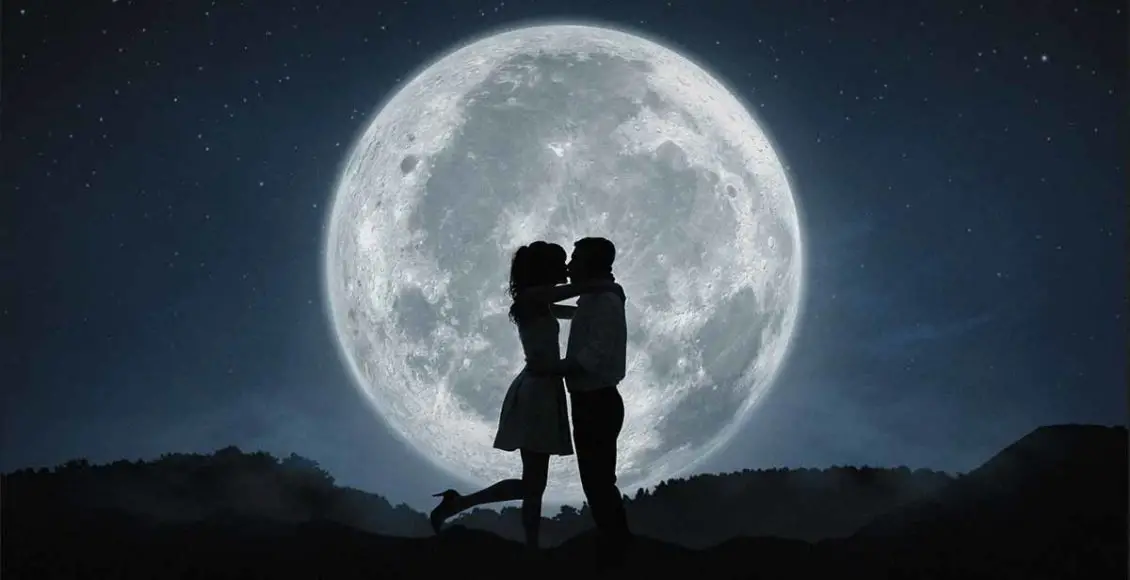 8 Kinds of Unconscious Behaviour That Reveal Your Partner Loves You to The Moon And Wants You To Spend Your Life Together (Backed By Experts)
