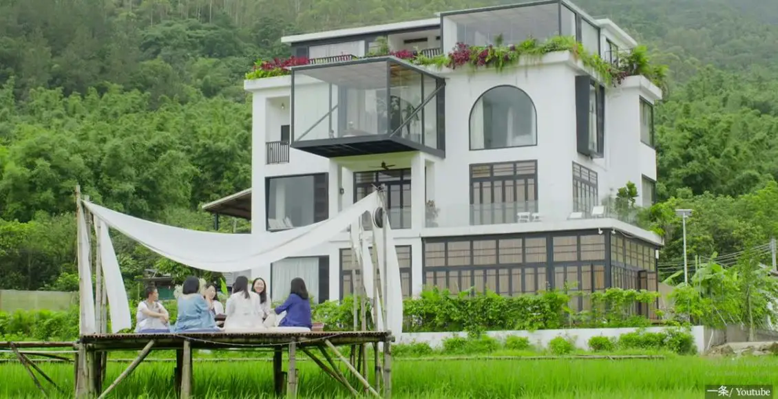 7 Chinese girlfriends made a pact to spend their entire lives together in a $580k mansion