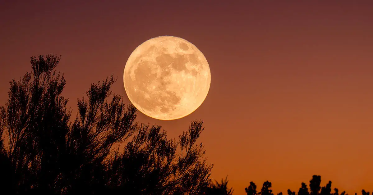 5 Crazy Myths About Full Moons You Want To Know Before The Next One Hits The