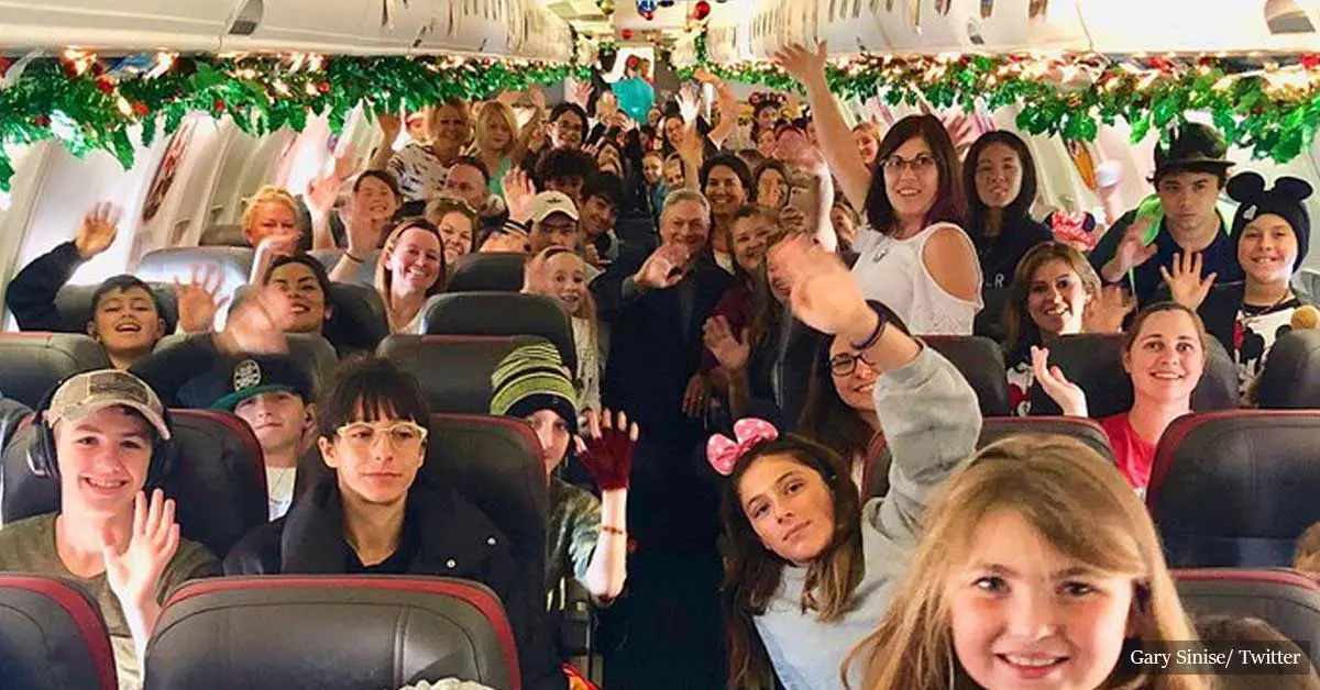 Actor Gary Sinise Took Nearly 2000 Children Of Fallen Soldiers To Disneyland For Free