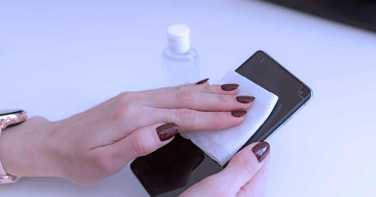 Clean your phone as often as you wash your hands: Infectious diseases professor warns about mobiles and COVID-19