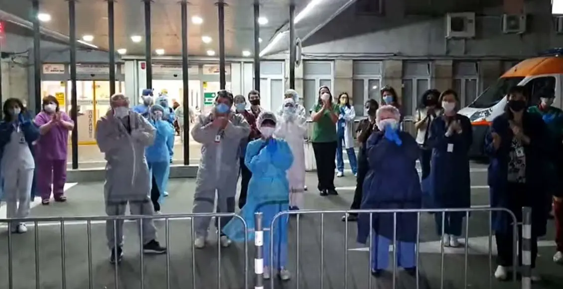 Medical Workers Applaud Those Who Choose To Stay Home (VIDEO)