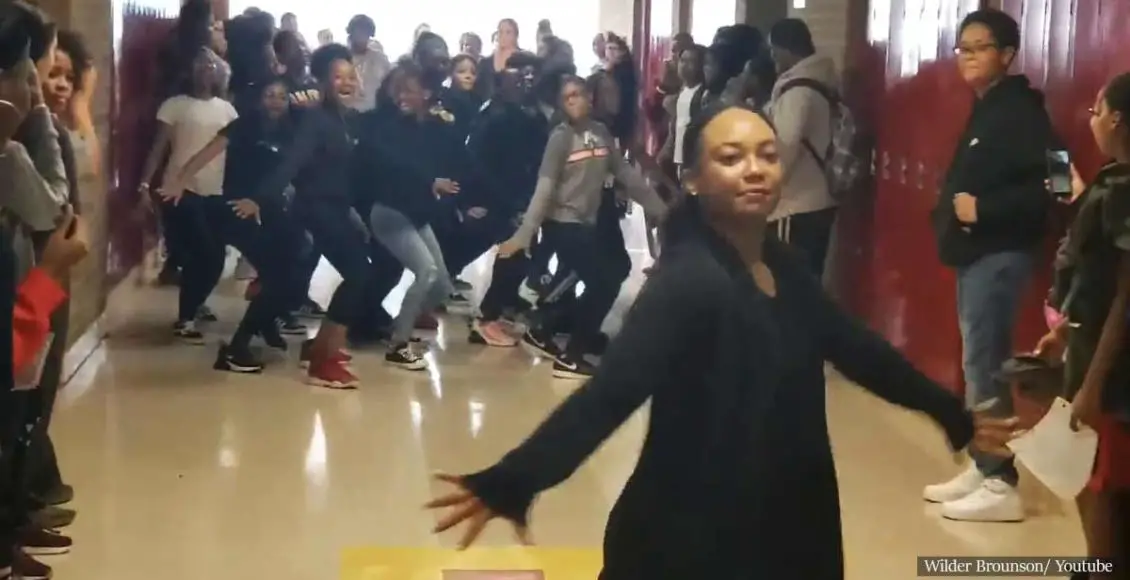 Dance teacher leads students in 'Thriller' flash mob in school hallway