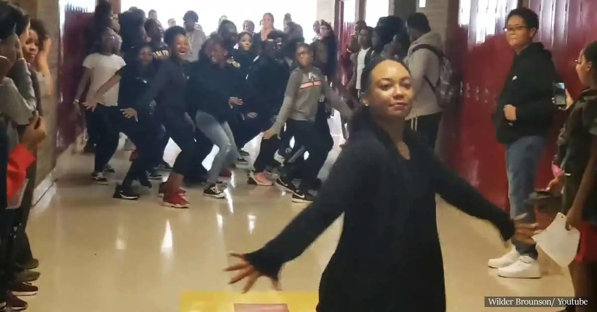 Dance teacher leads students in 'Thriller' flash mob in school hallway