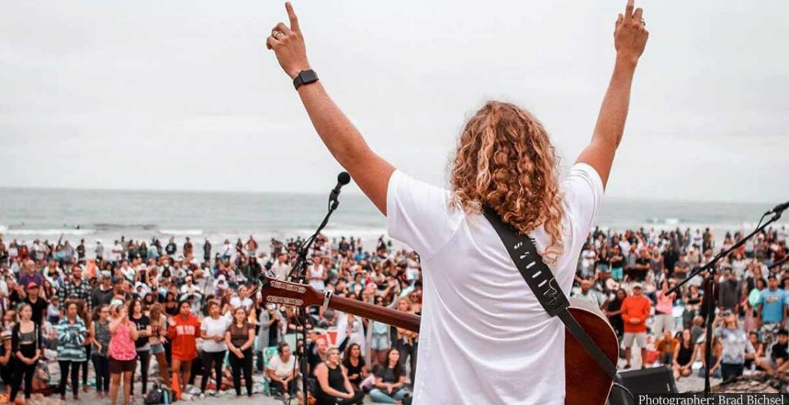 California Christians hold beach services defying the state's ban on churches