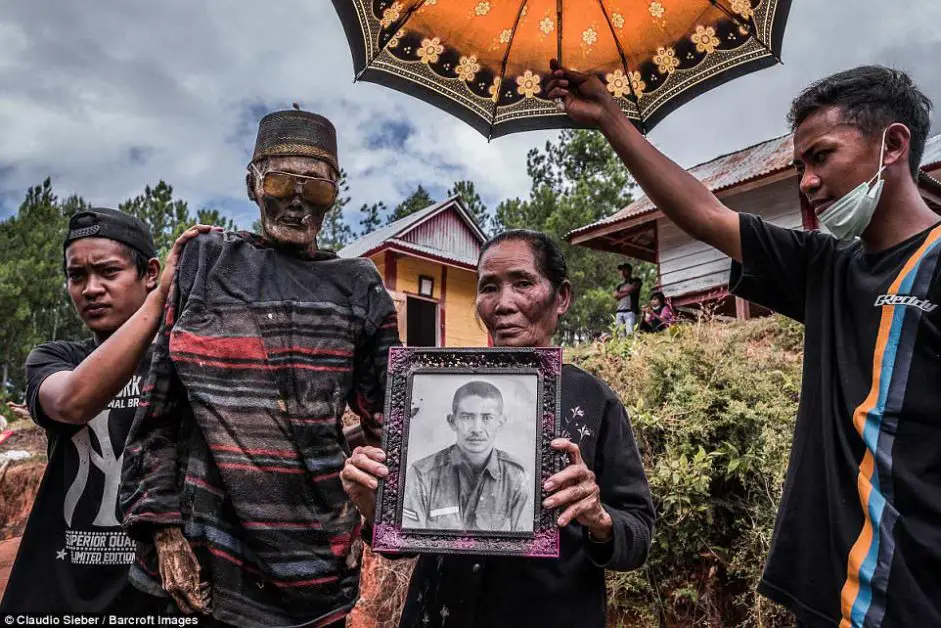 Indonesian Tribe Digs Up The Dead For An Eerie Annual Ritual