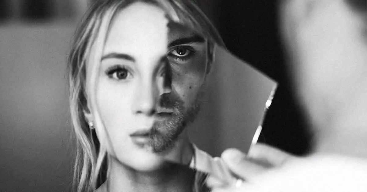 4 Signs Your Narcissistic Partner Is Preparing To Discard You
