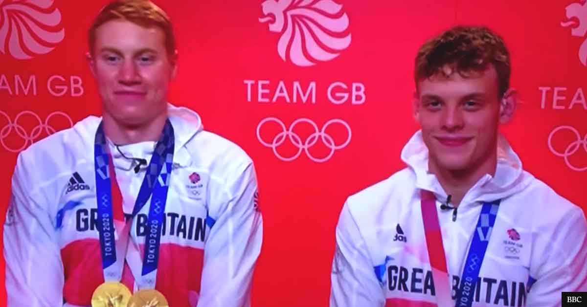 Olympic swimmers almost burst in laughter after announcer compliments ‘third leg’