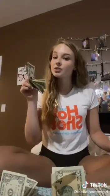 Hooters Waitress Reveals How Much She Makes On Tips